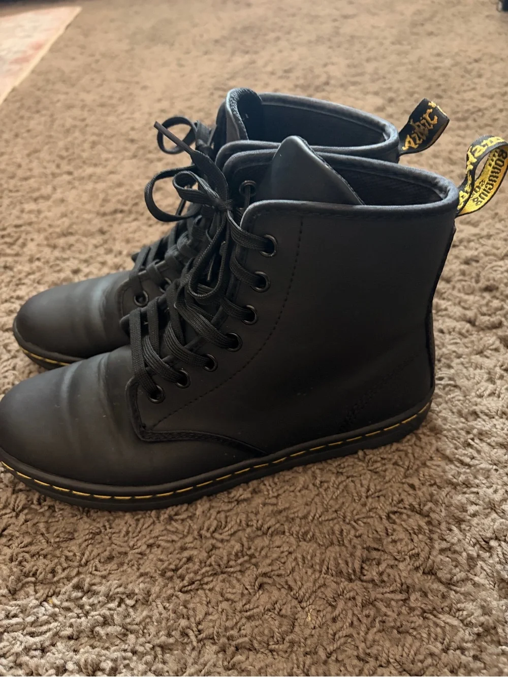 Dr. Martens Shoreditch Black Leather Ankle Boots Womens US 6